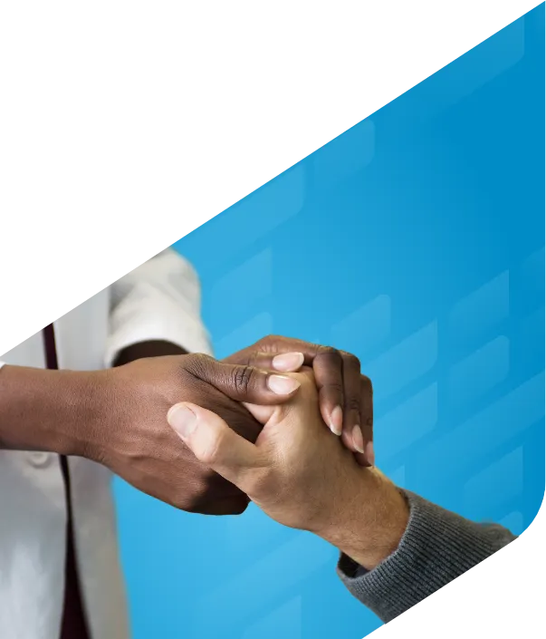 Gros plan d’un professionnel de la santé tenant la main d’un patient