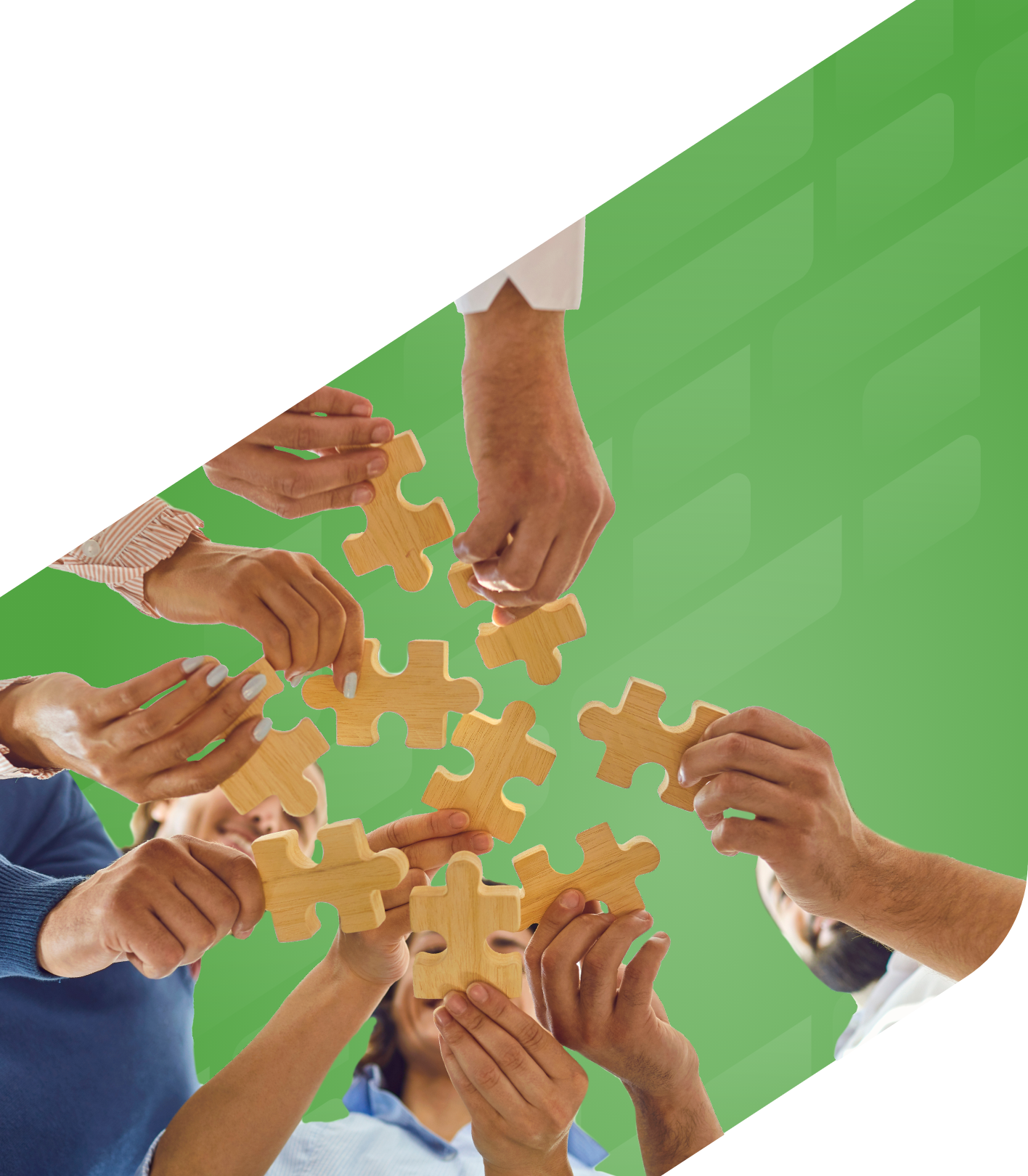 Mains tenant ensemble des pièces de casse-tête