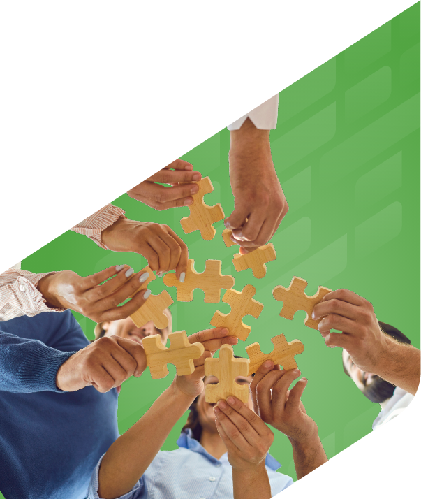 Mains tenant ensemble des pièces de casse-tête